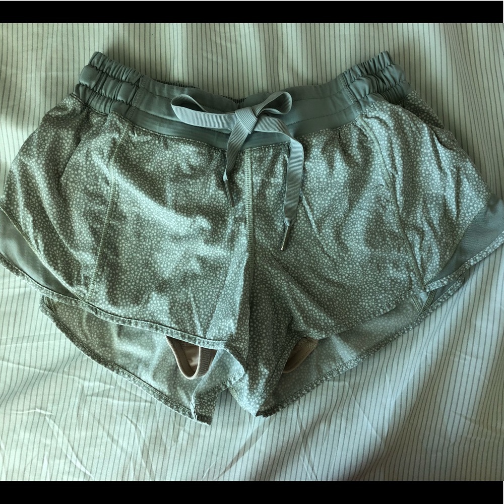 Lululemon hotty hot shorts size 6